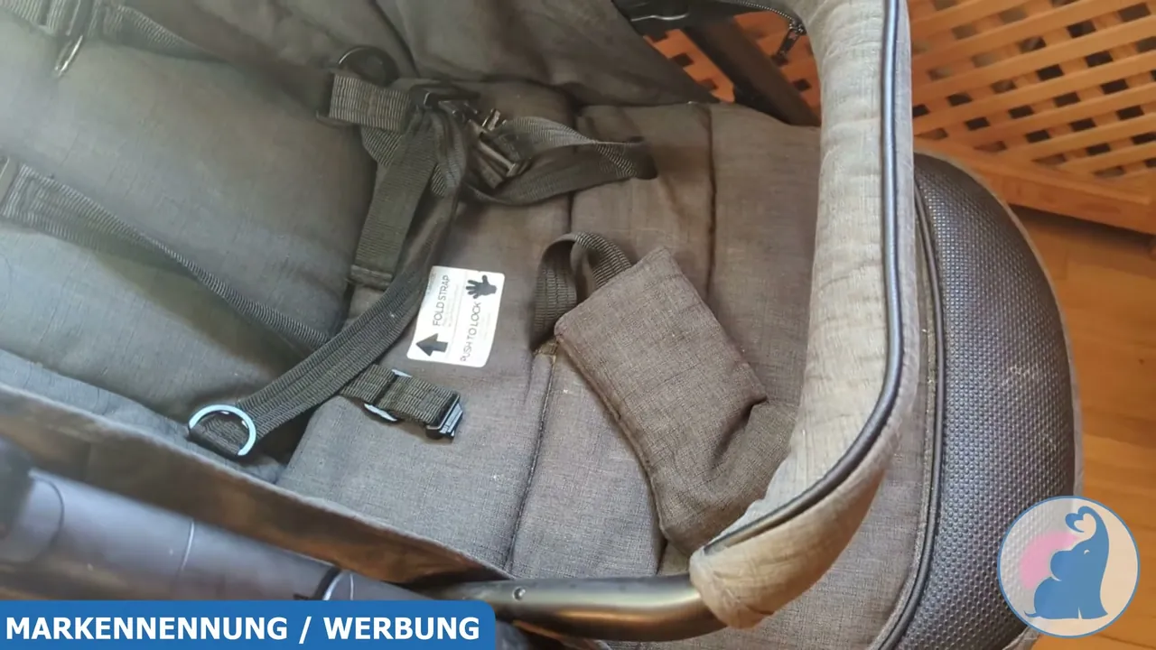 Für die Sicherheit im Sportwagen sorgt ein gepolsterter 5-Punkt-Gurt zusammen mit einem robusten Schutzbügel.