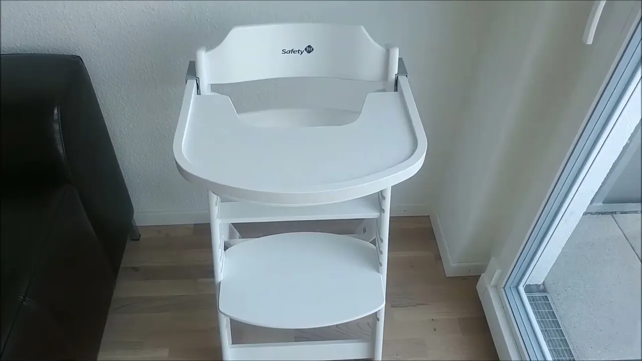Der Safety 1st Timba wächst mit und lässt sich dank des abnehmbaren Tischchens flexibel am Familientisch nutzen.