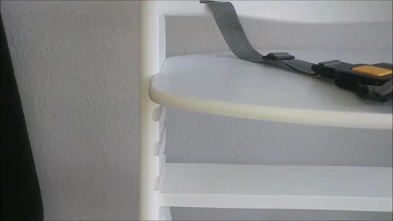 Über die seitlichen Rillen können die Sitzfläche und die Fußstütze mehrstufig an die Körpergröße angepasst werden.