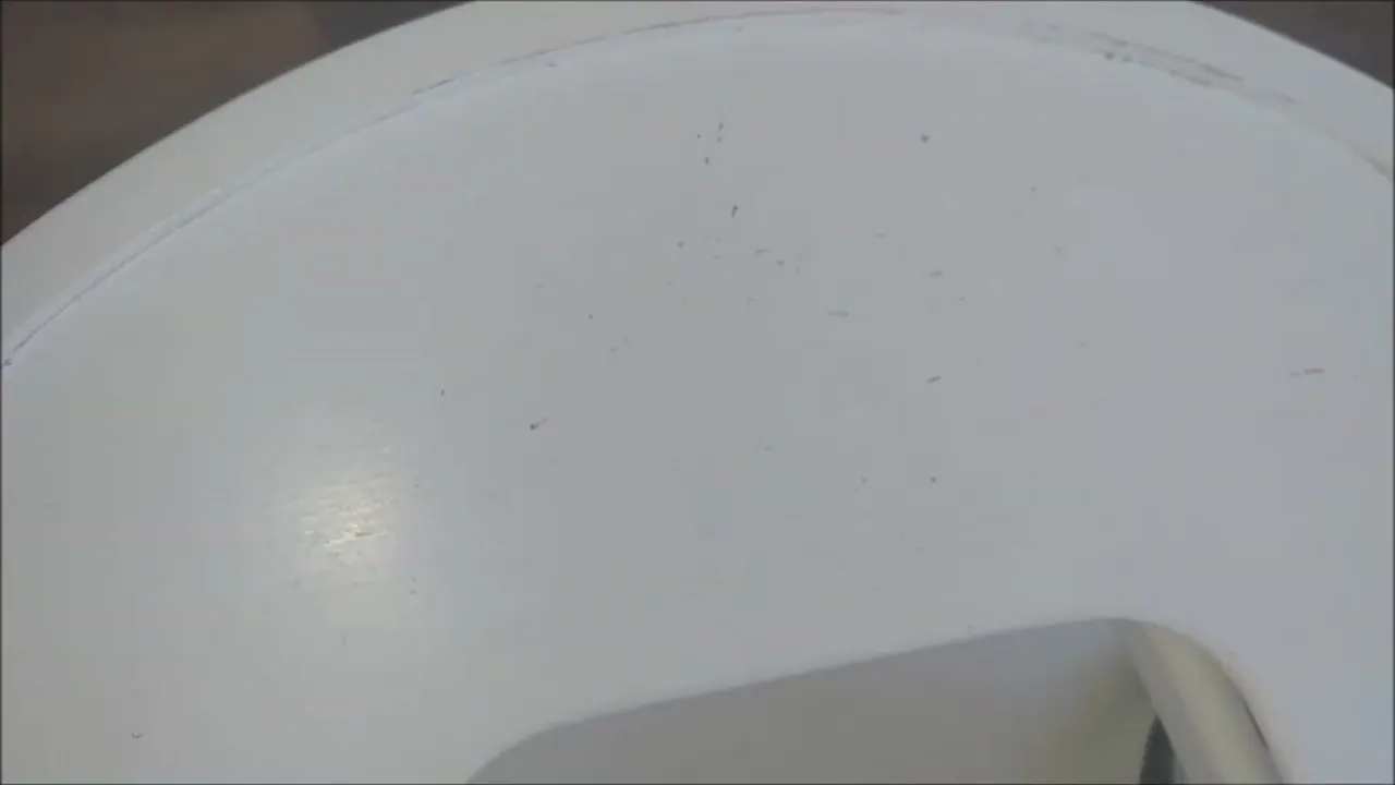 Nach mehrmonatiger Nutzung zeigen sich auf der Oberfläche des Tabletts leichte Spuren im Lack.