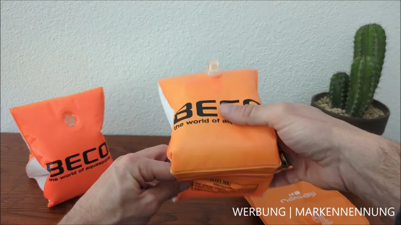 In meinem Test klappte das Anziehen am besten bei trockener Haut, damit das Material nicht unangenehm am Arm festklebt.