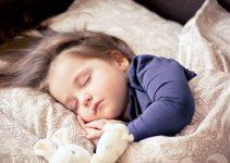 Schlaftabelle: Wann sollte mein Kind ins Bett gehen?