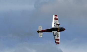 ferngesteuertes Flugzeug Looping