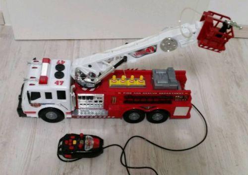 Spielzeug Feuerwehrauto mit Fernbedienung