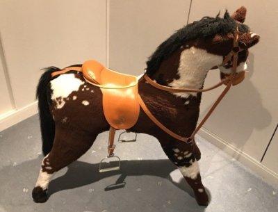 Plueschpferd reiten