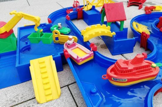 wasserspielzeug kinder garten