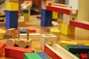 Darauf sollten Eltern bei der Wahl des Kinderspielzeugs achten