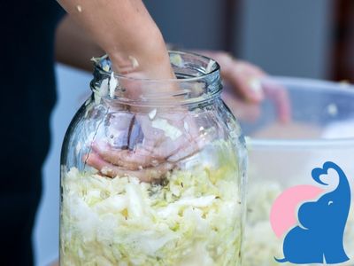 Schwangere bei der Zubereitung von Sauerkraut