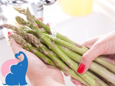 Schwangere essen Spargel