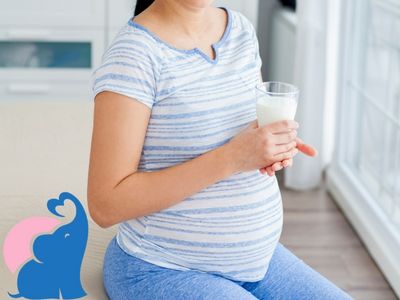 Schwangere trinkt Buttermilch