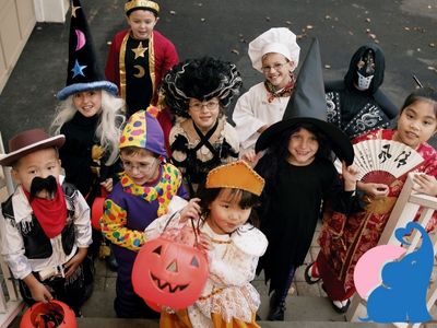 Kindern an Halloween an Haeusern klingeln