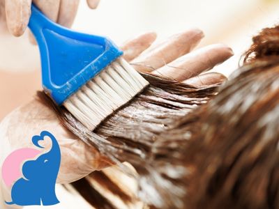 Friseur beim Haarefaerben