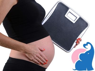 Schwangere ueberprueft Gewichtszunahme