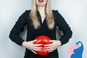 Aufgeblähter Bauch bei der Einnistung: Ist das normal?