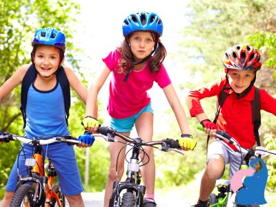 Notwendige Schutzausruestung fuer Kinder zum Mountainbiken