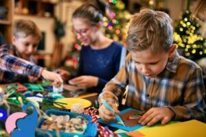 Weihnachtsbasteln mit Papptellern: Ideen für Kinder